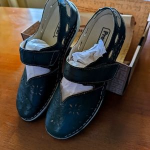 Propet Green Summer Shoes Size 11, New in Box